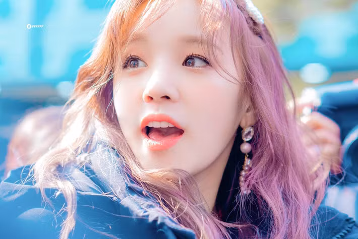 Điểm mạnh trên gương mặt của Yuqi chính là đôi mắt một mí và khuôn miệng trái tim. Nét đẹp tươi sáng, rạng rỡ của nữ ca sĩ khiến người đối diện luôn cảm thấy vui vẻ, thoải mái. Với ngoại hình và tính cách vui tươi, lém lỉnh, Yuqi hiện là thành viên sở hữu lượng fan cả trong và ngoài nước hùng hậu nhất nhì nhóm.