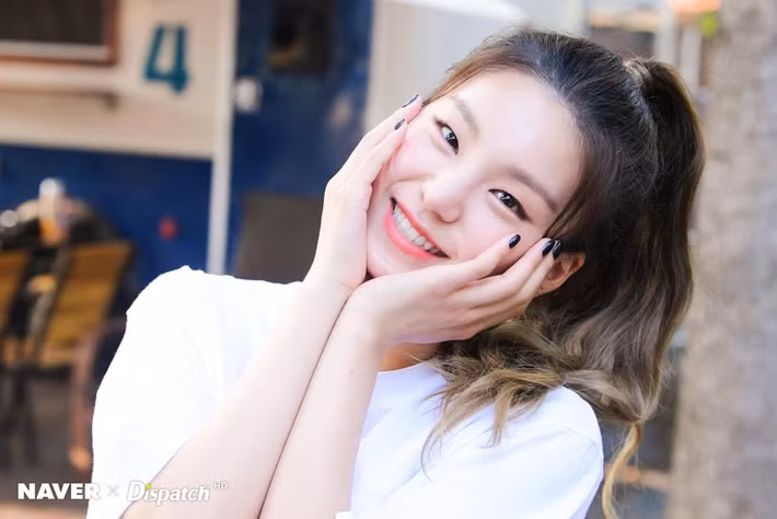  Yeji (ITZY): Nữ thần tượng sinh năm 2000 hiện là một trong những đại diện nổi bật củathế hệ tân binh Kpop. Trong ITZY, cả 4 thành viên đều mang cá tính và màu sắc đặc trưng. Tuy vậy, Yeji vẫn là thành viên thu hút sự chú ý hơn cả. Dù không phải visual hay center của nhóm, nữ idol 10X luôn chiếm trọn spotlight mỗi khi xuất hiện nhờ gương mặt đẹp lạ, đầy khí chất.