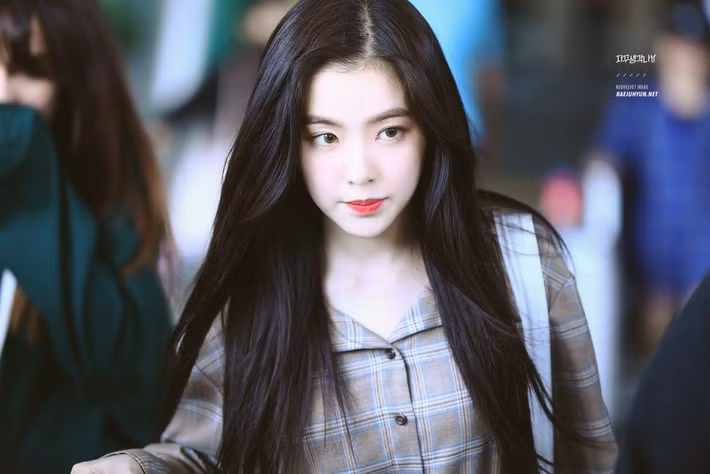 Chị cả Red Velvet sở hữu vẻ đẹp kiêu sa, lạnh lùng, thu hút người đối diện ngay từ lần đầu tiên. Cô cũng là cái tên thường xuyên dẫn đầu trong các cuộc bầu chọn nhan sắc. Gương mặt đạt tỷ lệ vàng của nữ ca sĩ không chỉ được khán giả khen ngợi mà còn được các chuyên gia sắc đẹp công nhận.