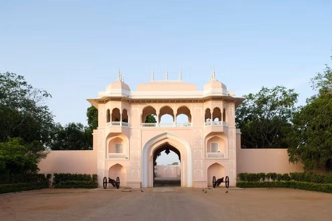 Bên cạnh cung điện hoàng gia, Singh cũng thường xuyên lui tới cung điện Sujan Rajmahal, nơi tiếp khách chính thức của hoàng tộc. Tại đây, anh được trang bị riêng một căn hộ hào nhoáng được trang bị đầy đủ các tiện nghi cao cấp như tại các khách sạn xa xỉ. Ảnh: CN Traveller.