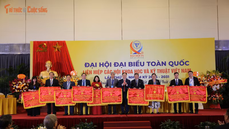 Báo TT&CS cùng 9 tập thể được tặng Cờ thi đua xuất sắc tại Đại hội IX Liên hiệp Hội Việt Nam