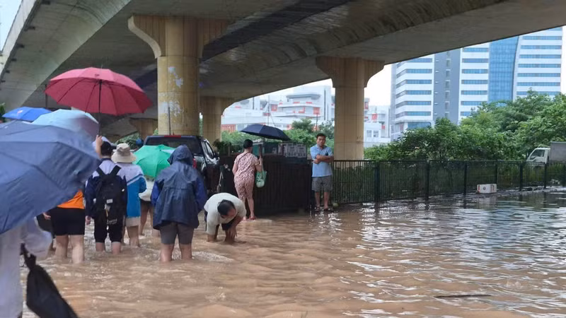 [GALLERY] Hà Nội ngập sâu, giao thông tê liệt sau trận mưa lớn