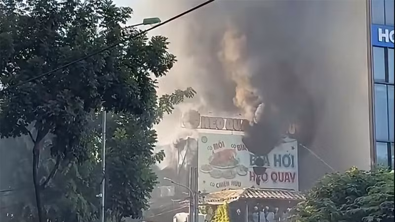 Cháy lớn tại nhà hàng Heo quay Đức Huy ở Hà Nội