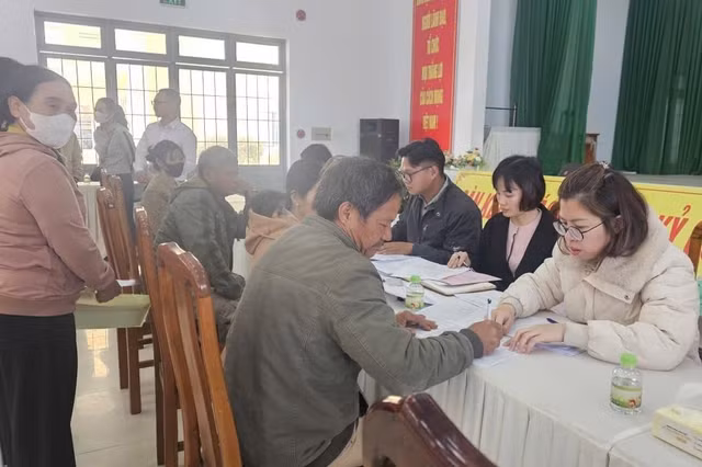 Người dân xã Ninh Gia làm thủ tục nhận tiền (Ảnh: Thi Vũ)