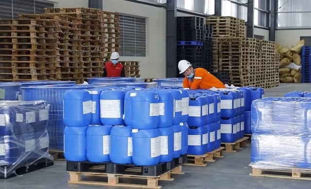 Nhiều doanh nghiệp phản ánh gặp nhiều vướng mắc với thủ tục nhập khẩu hoá chất.