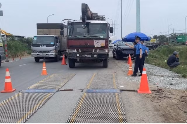 Trạm cân vẫn chưa có điểm hạ tải, nên xe vi phạm không thể hạ tải theo quy định. Ảnh minh họa: VGP.