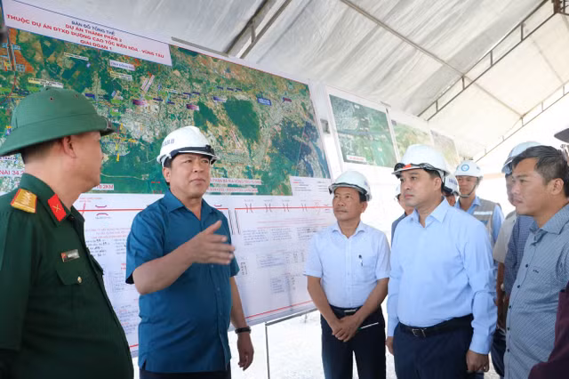 Bộ trưởng Bộ Xây dựng Trần Hồng Minh kiểm tra tiến độ thi công cao tốc Biên Hòa - Vũng Tàu dự án thành phần 1 và 2