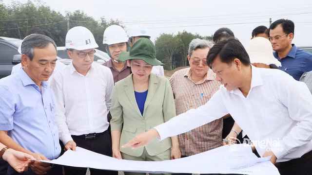 Lãnh đạo tỉnh Đồng Nai kiểm tra công tác giải phóng mặt bằng Dự án cao tốc Bắc - Nam phía Tây đoạn Gia Nghĩa - Chơn Thàn (ảnh: Xuân Túc)