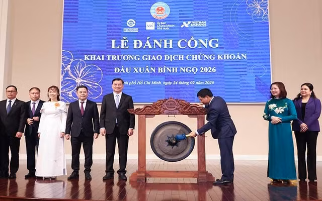 Nghi thức đánh cồng khai trương phiên giao dịch chứng khoán đầu xuân.