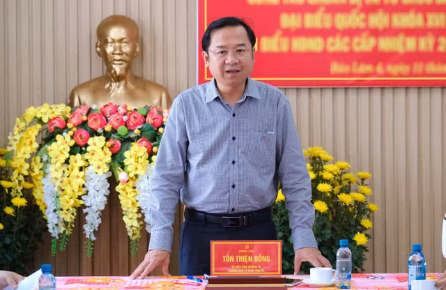 Đồng chí Tôn Thiện Đồng, Ủy viên Ban Thường vụ Tỉnh ủy, Trưởng Ban Tổ chức Tỉnh ủy, Tổ trưởng Tổ kiểm tra số 3 yêu cầu xã Bảo Lâm 4 tiếp tục rà soát kỹ các khâu chuẩn bị, bảo đảm đầy đủ cơ sở vật chất, tài liệu phục vụ bầu cử
