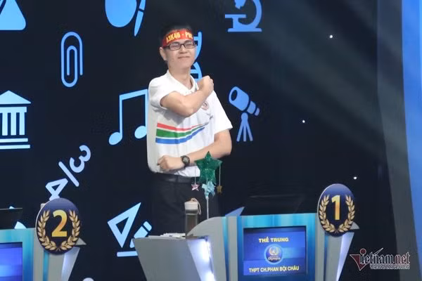chuyen tinh cua thi sinh olympia: tu doi thu thanh vo chong, bat ngo la don "xin yeu chan thanh" - 1