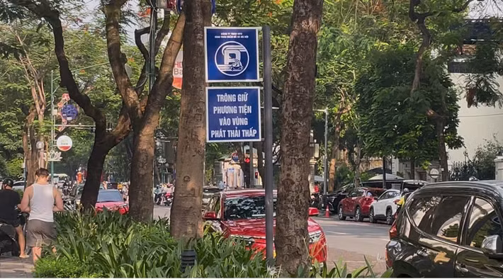 Theo ghi nhận, khu vực hồ Hoàn Kiếm, Lý Thái Tổ, Ngô Quyền và một số tuyến đường trung tâm khác, hệ thống biển báo được bố trí khá đồng bộ. Bên cạnh các biển thông tin về vùng phát thải thấp là các biển hướng dẫn vị trí trông giữ xe máy, điểm cho thuê xe đạp, giúp người dân dễ dàng nhận biết điểm gửi phương tiện trước khi tiếp tục hành trình bằng xe buýt, xe đạp công cộng hoặc đi bộ.
