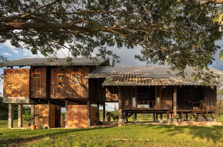 Giữa xu hướng xây dựng ngày càng đồ sộ và tiêu tốn nhiều tài nguyên, ngôi nhà mang đến một góc nhìn khác về kiến trúc – nơi giá trị không được đo bằng diện tích hay chi phí đầu tư, mà bằng khả năng cùng thiên nhiên phát triển lâu dài. Chính sự kiên nhẫn của gia chủ, tư duy thiết kế của Yangnar Studio và triết lý cộng sinh đã biến khu đất rộng 8.000 m² thành một không gian sống bền vững, nơi mỗi mái nhà, gốc cây, mặt hồ hay cánh đồng đều đang hồi sinh sự gắn kết giữa con người và thiên nhiên.