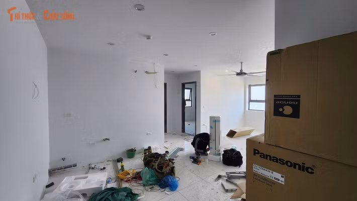 Căn hộ được bàn giao thô nên nếu ai muốn chuyển vào sinh sống thì phải tự bỏ chi phí sửa chữa, lắp đặt.