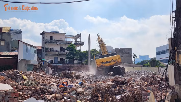 Máy xúc, ủi vẫn đang làm việc hết công suất để có mặt bằng sạch.