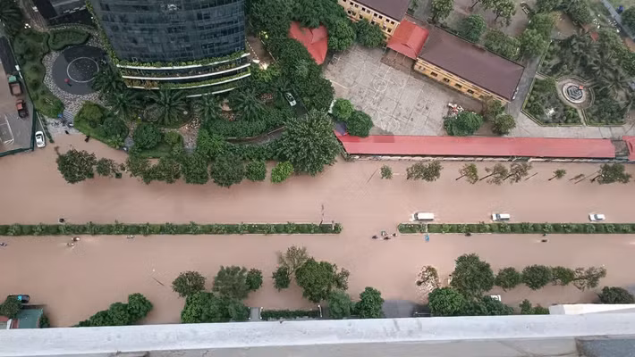 Vành đai 3, Phan Trọng Tuệ, khu vực cầu Chương Dương và nhiều nút giao cũng ghi nhận tình trạng ùn ứ, khiến việc di chuyển của người dân bị ảnh hưởng nghiêm trọng.