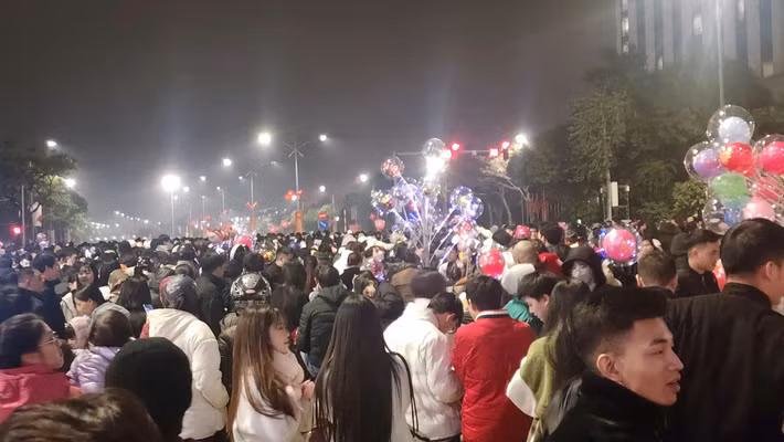 Dọc tuyến đường Lê Đức Thọ và Lê Quang Đạo cấm phương tiện giao thông di chuyển để phục vụ chương trình nghệ thuật nên người dân vô tư tản bộ với tinh thần hào hứng chờ đón màn pháo hoa đẹp mắt trong tiết trời rét đậm của Thủ đô.