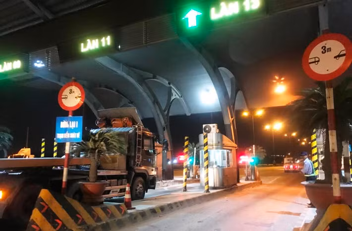Được biết, theo chỉ đạo của UBND TP.HCM, từ 0h ngày 1/1/2018, kết thúc thu phí giao thông trên Xa lộ Hà Nội để hoàn vốn dự án cầu Rạch Chiếc, do dự án đã thu đủ để hoàn vốn đầu tư (sớm hơn so với dự kiến ban đầu 1 năm).