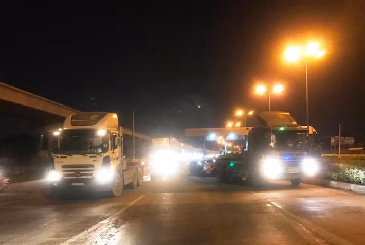 Nhiều tài xế lưu thông trên Xa lộ Hà Nội, chuẩn bị qua trạm thu phí sát vào thời khắc chuyển giao giữa năm cũ và năm mới 2018 đã dừng lại, chờ thời điểm 0h ngày 1/1/2018 để qua trạm miễn phí.