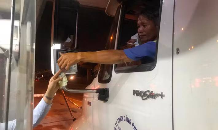 Đây là phương tiện cuối cùng trả phí khi lưu thông qua trạm thu phí Xa lộ Hà Nội lúc 23h57 ngày 31/12.
