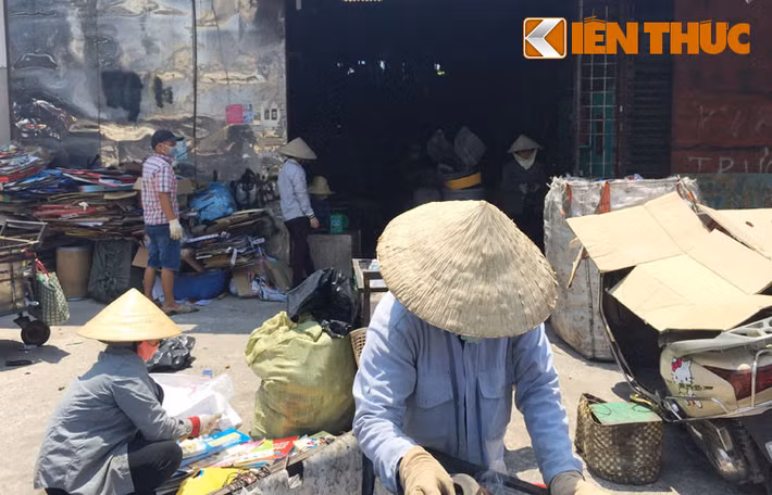 Chỉ đoạn ngắn trên đường Chu Văn An (đoạn từ đường Đinh Bộ Lĩnh đến đường Xô Viết Nghệ Tĩnh, quận Bình Thạnh), có gần 10 điểm thu mua phế liệu với đủ loại "mặt hàng" được người thu mua từ khắp nơi đem đến để bán. Giấy vụn, thùng đựng hoá chất, bình gas rỉ sét, bao nylon, hàng gia dụng phế thải, sắt thép...chất ngổn ngang được tập kết chật kín trong điểm thu mua tràn ra đến tận vỉa hè.