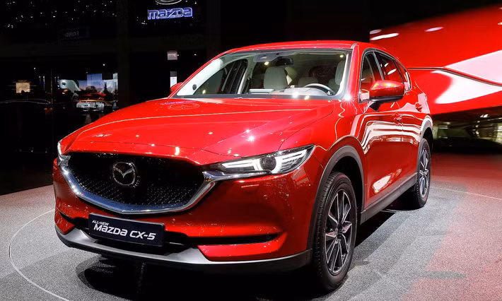 Tiếp theo là phiên bản 2.0L 2WD Premium có giá 152.800 dollar Singapore (2,534 tỷ đồng), phiên bản 2.5L 2WD Luxury có giá 158.800 dollar Singapore (2,634 tỷ đồng) và cuối cùng là bản 2.5L 2WD Super Luxury có giá 162.800 Dollar Singapore (2,7 tỷ đồng).