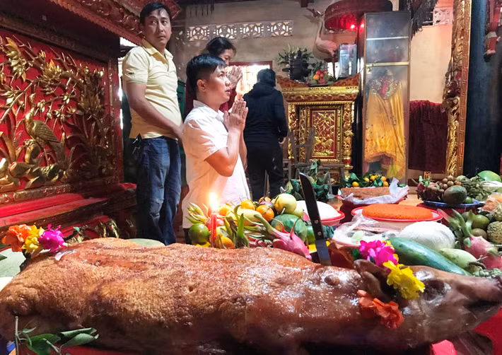 Theo đó, vào sáng ngày đầu tiên của lễ Kỳ yên (14 tháng 11 âm lịch), Ban hội đình tổ chức cúng tế theo nghi thức cổ truyền. Lễ vật chính là một con heo đã làm thịt để nguyên con. Mỗi gia đình trong địa phương đều có lễ vật riêng, có thể là heo quay, gà luộc hoặc mâm xôi hay trái cây... Đặc biệt, khách đến dự lễ kỳ yên ở đình Phong Phú rất đông. Không chỉ dân địa phương mà nhân dân trong thành phố và các tỉnh lân cận cũng về dự lễ.