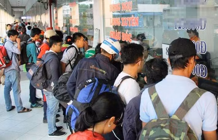 Người dân chen chân mua vé xe để về quê trong chiều 26 Tết.