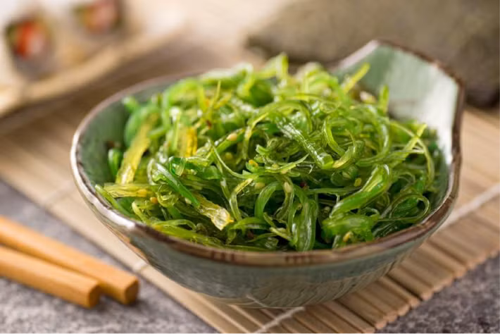 Chính vì vậy, ngày xưa rong biển còn được xem là thực phẩm thượng hạng để dâng lên vua chúa nhằm bồi bổ sức khỏe và tạo sự dẻo dai cho cơ thể. (Nguồn Happyskin)