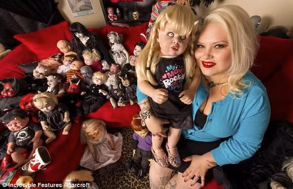  Bộ sưu tập búp bê kinh dị Cô Marilyn Mansfield, 36 tuổi, đã tiêu tốn hàng trăm ngàn đô la cho bộ sưu tập gồm 300 búp bê kinh dị. Marilyn coi những con búp bê như những đứa trẻ, thường xuyên thay quần áo, gội đầu và đưa chúng đi dạo công viên. (Nguồn Oddee) 