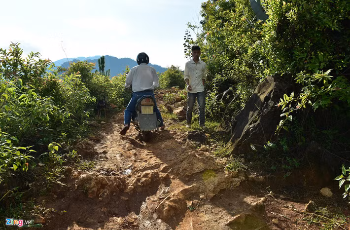 Hang Háng La cách trung tâm huyện Mù Cang Chải khoảng 40 km. Để đi đến hang, du khách phải đi qua một đoạn 3 km đường đất ở bản Làng Sang (Nậm Khắt). Vào ngày mưa, con đường trở nên trơn trượt khiến việc vào hang trở nên bất khả thi.