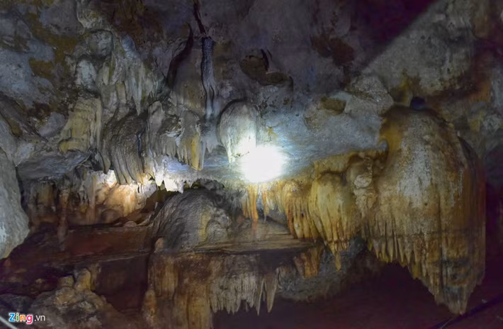 Hang Háng La nằm trên một ngọn núi cạnh xã Ngọc Chiến của tỉnh Sơn La. Ngay khi đến cửa, bạn sẽ cảm thấy một làn gió mát khoan khoái, dễ chịu.
