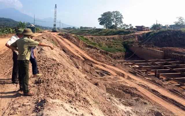  1. Dự án Đầu tư tiếp nước, cải tạo, khôi phục sông Tích Dự án tiếp nước, cải tạo, khôi phục sông Tích là một trong nhóm công trình, cụm công trình trọng điểm của thành phố Hà Nội giai đoạn 2011 - 2015, đi qua địa bàn huyện Ba Vì, thị xã Sơn Tây, các huyện Phúc Thọ, Thạch Thất, Quốc Oai, Chương Mỹ, Mỹ Đức. Ảnh: Ngọc Minh/Nhân dân.