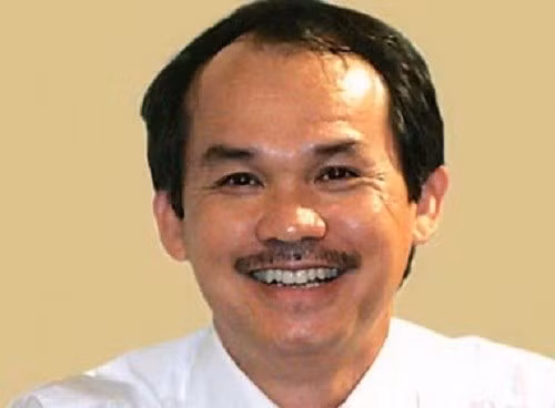 Cụ thể, ba người con của bầu Đức lần lượt là Đoàn Hoàng Anh; Đoàn Hoàng Nam và Đoàn Hoàng Nam Anh. Trong đó, cô con gái đầu lòng 24 tuổi của vị tỷ phú này hiện làm trong một ngân hàng nước ngoài. Hai người em cũng sang đó học từ hồi 5 tuổi và 2 tuổi.Ảnh: VietNamNet.