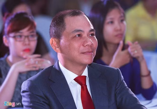 Các năm sau đó, tài sản của bà liên tục tăng với 2.963 tỷ đồng (2012), 3.436 tỷ đồng (2013), 3.481 tỷ đồng (2014), 4.196 tỷ đồng (2015)… Bà Phạm Thu Hương cũng liên tiếp là người phụ nữ giàu nhất Việt Nam trên sàn chứng khoán và góp mặt trong top 3 những người giàu nhất Việt Nam. Điều đặc biệt, bà Phạm Thu Hương là người trực tiếp tham gia sâu vào công tác điều hành của Vingroup. Đây là sự khác biệt lớn của bà so với vợ của những đại gia khác tại Việt Nam. Ảnh: Zing.