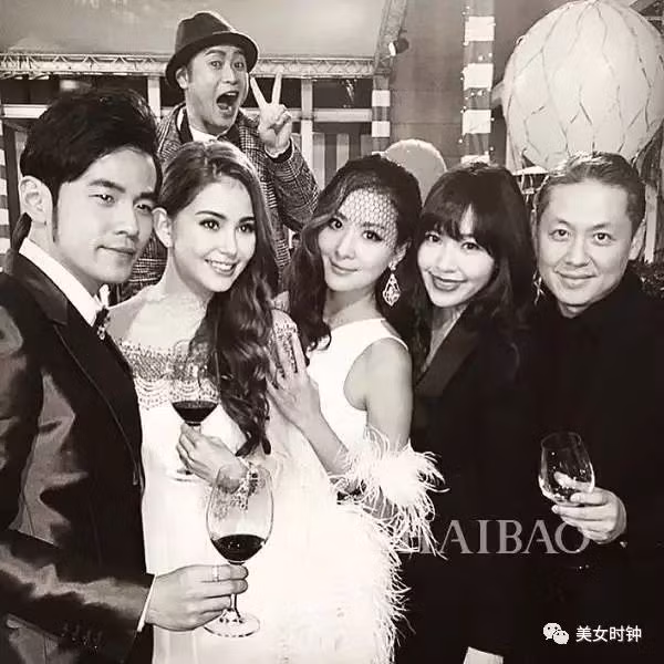Vạn Bảo Bảo dùng tiệc bên những người bạn trong giới thượng lưu của mình.