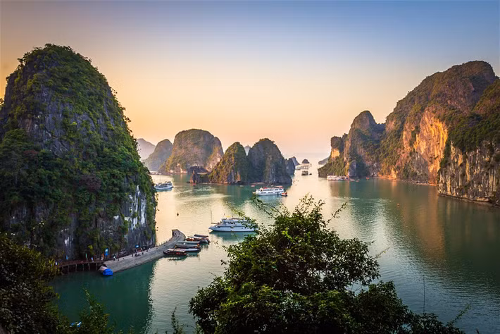  Hạ Long (Quảng Ninh): Với hàng nghìn hòn đảo lớn nhỏ và nhiều hang động lộng lẫy, từ lâu vịnh Hạ Long đã là điểm đến được yêu thích. Từ Hà Nội, du khách có thể đến đây tham quan, thưởng thức hải sản và ngủ đêm trên vịnh. Hôm sau, bạn có thể thử những hoạt động thú vị như chèo thuyền kayak, thăm làng chài... Ảnh: Lonely Planet.