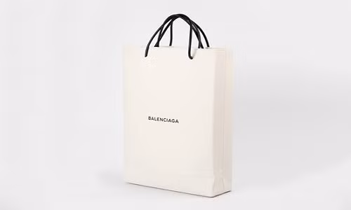 Khoảng giữa năm 2017, Balenciaga tung mẫu túi xách giống hệt túi giấy shopping phiên bản sang trọng nhưng… giá trên trời. Đây là thương hiệu tạo được dấu ấn riêng trong năm 2017 với mức độ phủ sóng mạnh mẽ cũng như tạo được tiếng vang trong cộng đồng thời gian với sự cá tính, trẻ trung lại còn độc đáo. Và chiếc túi phiên bản túi đựng đồ của Balenicaga là một trong những rất nhiều các sản phẩm thời trang của thương hiệu này.