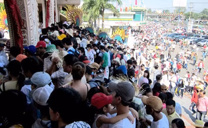 Ngày đầu tiên năm mới 2017, các khu vui chơi giải trí trên địa bàn TP HCM đã có hàng ngàn lượt người đổ về tham quan, vui chơi.