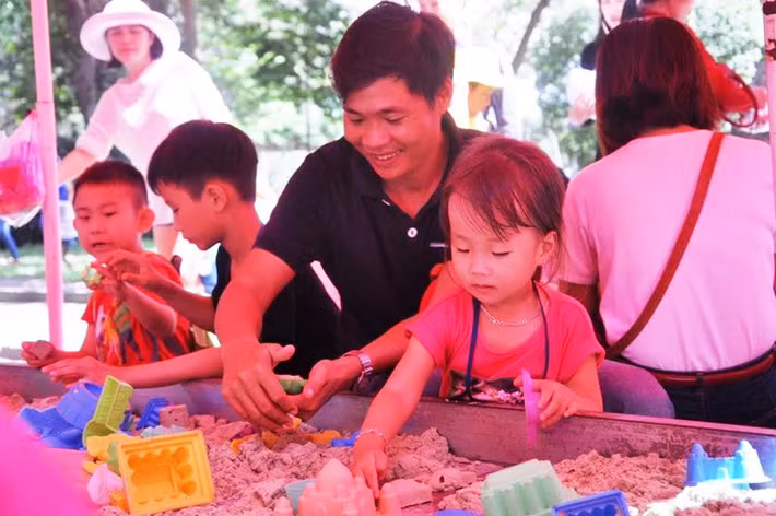 Các em nhỏ được những ngày nghỉ vui chơi, hạnh phúc bên cha mẹ, gia đình.