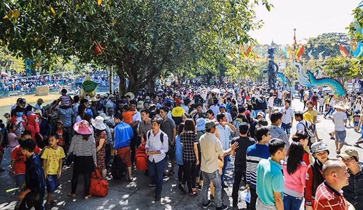 Thời tiết mát mẻ đã thu hút lượng lớn khách đến vui chơi tại các khu công viên, khu du lịch từ trung tâm ra đến ngoại thành TP HCM trong ngày đầu năm mới 2017.