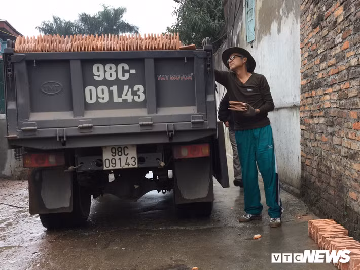 Người dân dựng lại nhà cửa từ đống đổ nát. (Ảnh: Kim Thược)