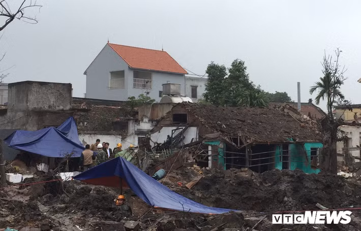 Vụ nổ ở bãi phế liệu tại thôn Quan Độ (xã Văn Môn, huyện Yên Phong, Bắc Ninh) khiến 9 người thương vong, làm nhiều ngôi nhà bị hư hỏng và sập khiến dư luận đặc biệt quan tâm. Hai ngày sau khi xảy ra vụ nổ ở Bắc Ninh, PV VTC News đã có mặt tại hiện trường và ghi lại hình ảnh về cuộc sống của người dân nơi đây.