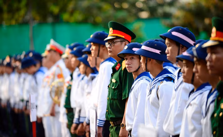 Bí thư Nguyễn Thiện Nhân bày tỏ sự vui mừng và xúc động khi dự lễ giao quân hôm nay. Theo Bí thư Thành ủy TP HCM, thời gian trong quân ngũ là thời gian đáng tự hào nhất vì được rèn luyện, thử thách và được cống hiến.