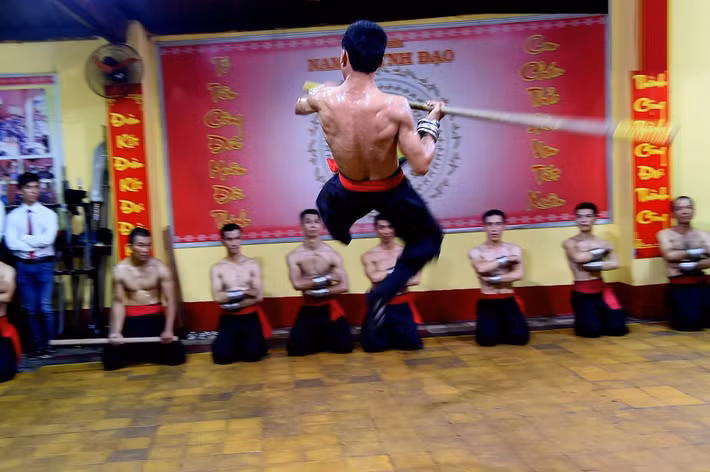 Tại võ quán, các đệ tử bên cạnh rèn luyện nội công, khí công, quyền pháp còn được truyền cách sử dụng một số binh khí như côn, đao, kiếm, thương.
