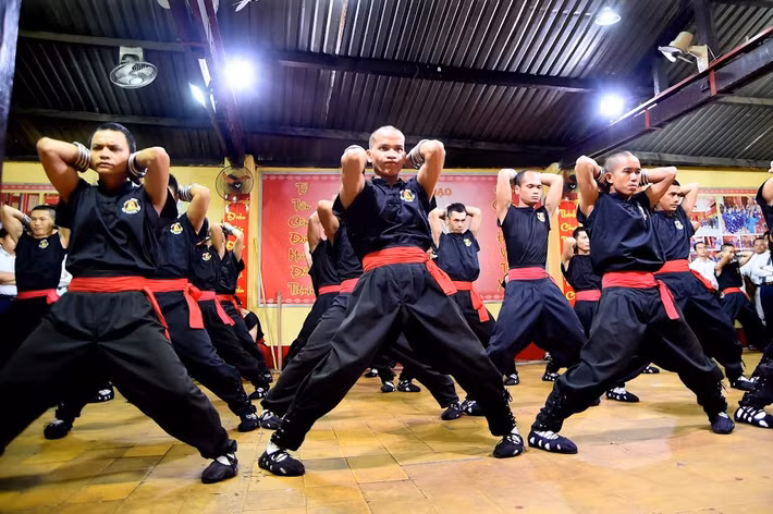 Hơn 200 đệ tử của Nam Huỳnh Đạo luyện võ với vòng thiết tuyến. Đây là màn biểu diễn quen thuộc của môn phái này.