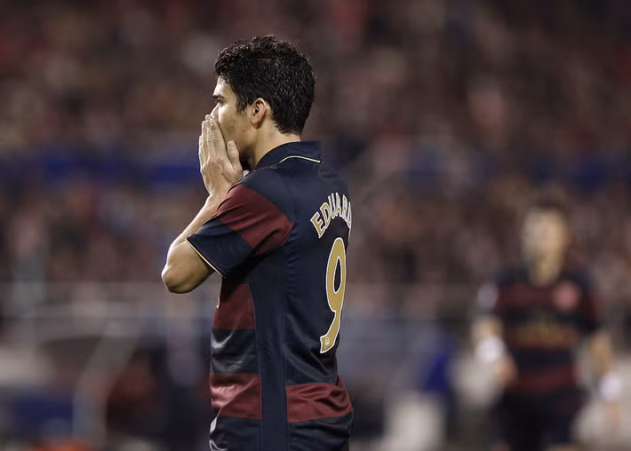  7. Eduardo da Silva (số trận: 41, bàn thắng: 7, danh hiệu: 0): Một cầu thủ với nên tảng tốc độ và kỹ thuật tuyệt vời nhưng lại phải sớm nói lời chia tay sự nghiệp thi đấu đỉnh cao sau chấn thương kinh hoàng trong trận gặp Birmingham năm 2008.
