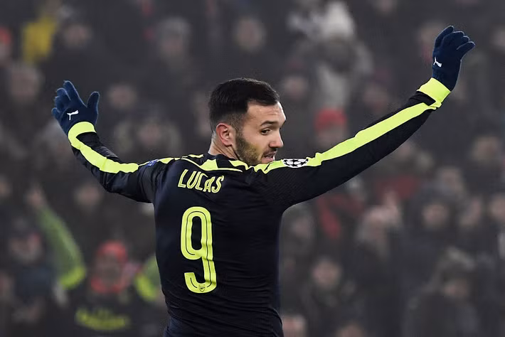  10. Lucas Perez (số trận: 11, bàn thắng: 1, danh hiệu: 1): Liên tục bị NHM Arsenal gây sức ép trong kỳ chuyển nhượng hè 2016, Arsene Wenger buộc phải "chữa cháy" bằng bản hợp đồng trị giá 17 triệu bảng từ Deportivo. Kết quả của cuộc "hôn nhân vội" sau một mùa giải thì ai cũng thấy rõ. Perez hoàn toàn không phù hợp để thi đấu tại Premier League và đã phải trao trả áo số 9 cho tân binh Alexandre Lacazette.
