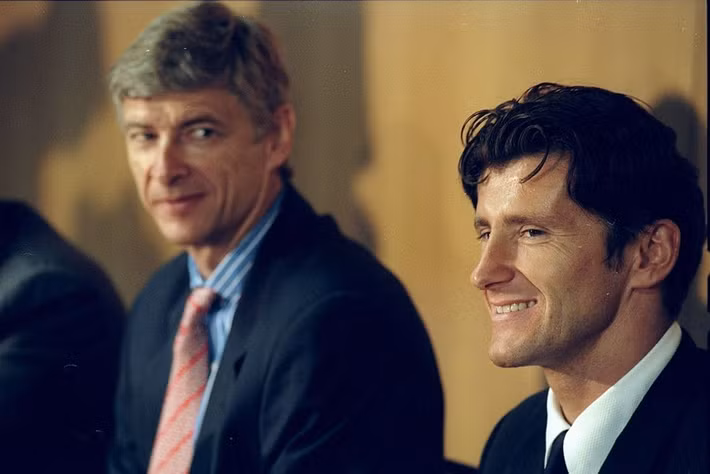  3. Davor Suker (số trận: 22, bàn thắng: 8, danh hiệu: 0): Ở tuổi 31, chân sút hàng đầu tại World Cup 1998 không còn đủ khả năng để thi đấu đỉnh cao tại Premier League. Tính trên mọi đấu trường, huyền thoại người Croatia cũng chỉ có tổng cộng 11 bàn sau 39 lần ra sân, trước khi bị đẩy sang West Ham chỉ sau 1 mùa giải tại CLB Arsenal.