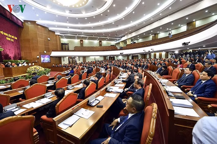 Uỷ viên Bộ Chính trị, Phó Thủ tướng Chính phủ, Bộ trưởng Bộ Ngoại Phạm Bình Minh đọc Tờ trình của Bộ Chính trị về việc tổng kết 10 năm thực hiện Nghị quyết Trung ương 4 khoá X về Chiến lược biển Việt Nam đến năm 2020.